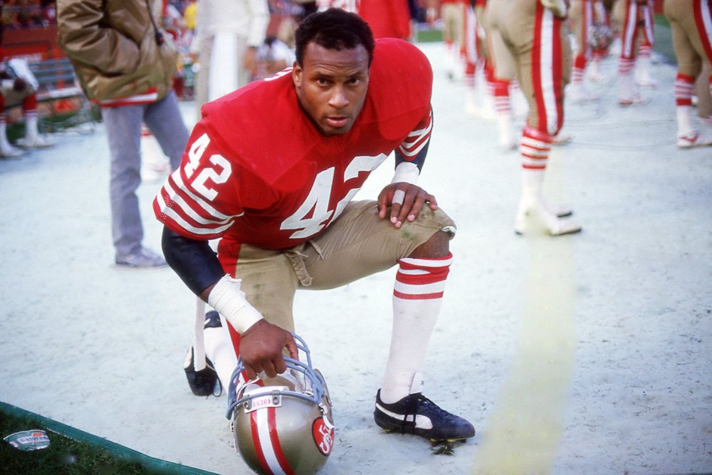 Ronnie Lott of the San Francisco 49ers takes a break on the sidelines at Candlestick Park circa 1989 in San Francisco, California. I Image: Getty Images.