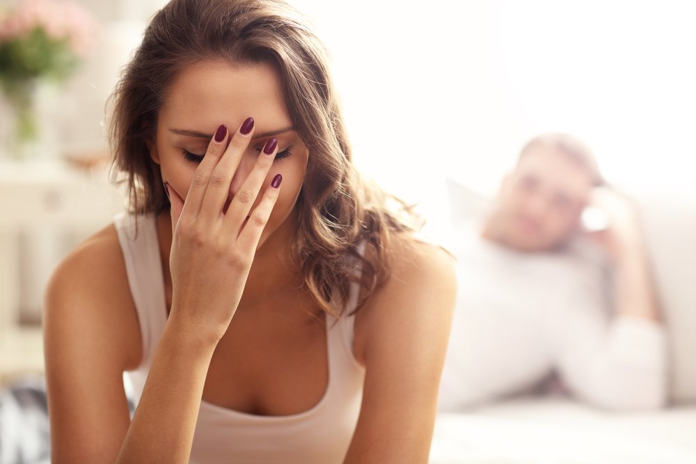 Eine junge Frau und ihr Mann haben Probleme in ihrer Beziehung | Quelle: Shutterstock