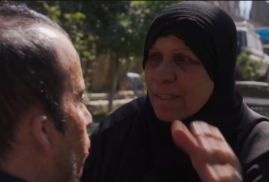 Madre e hijo se reencuentran después de 28 años. | Foto: YouTube/BBC News