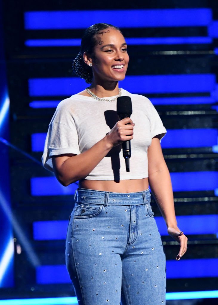 Alicia Keys parle sur scène lors de la 62e cérémonie annuelle des GRAMMY Awards au Staples Center le 26 janvier 2020 à Los Angeles, Californie. | Photo : Getty Images