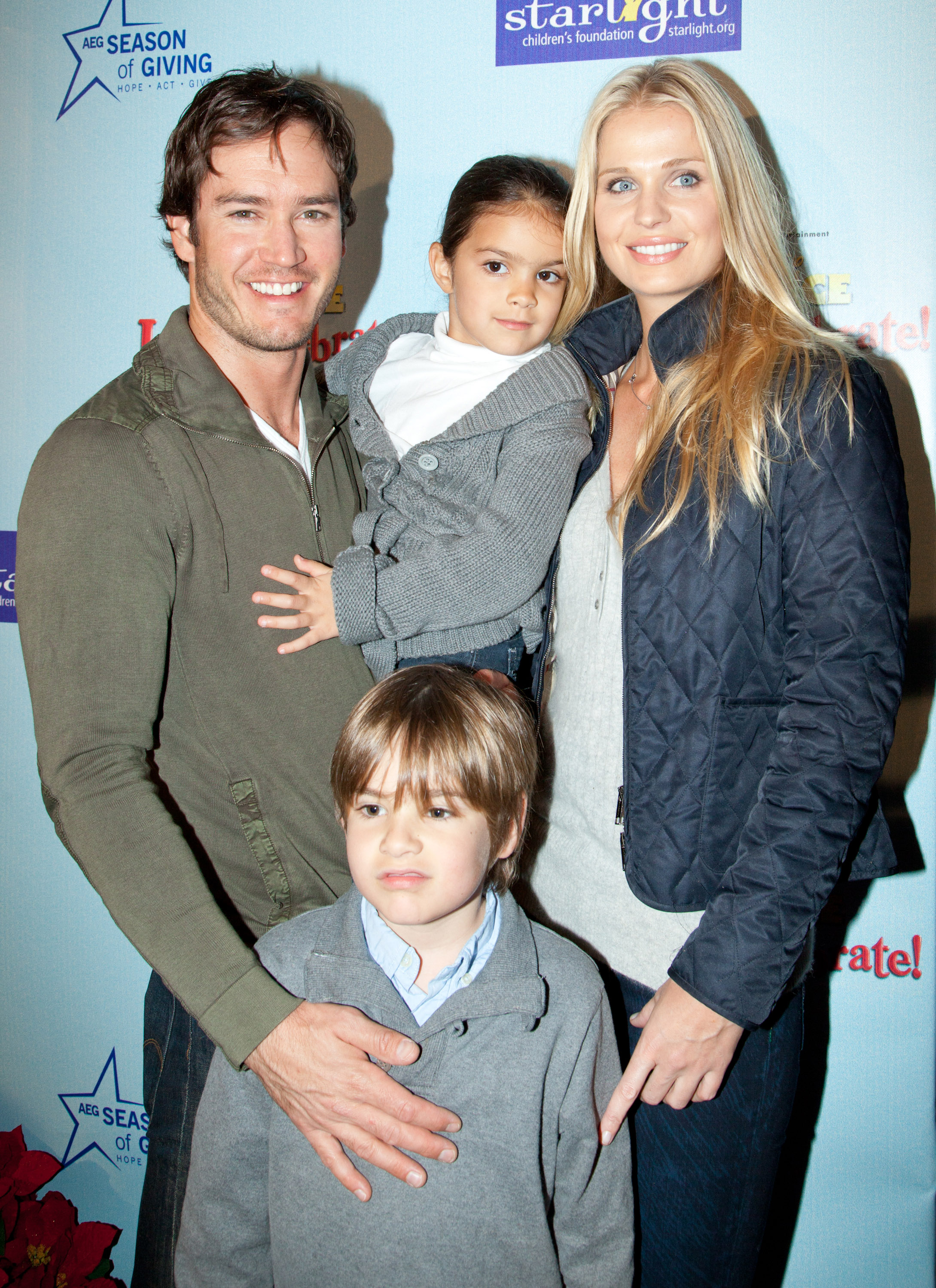 The actor, his then girlfriend, and his children pictured on December 15, 2010 | Source: Getty Images