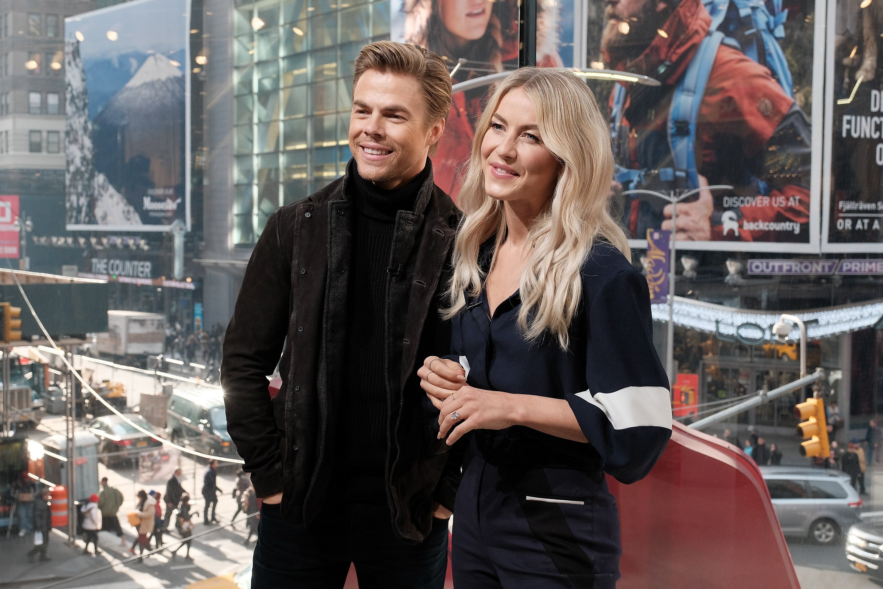 Derek Hough and Julianne Hough visit "Extra" in Times Square on December 13, 2016 | Photo: GettyImages