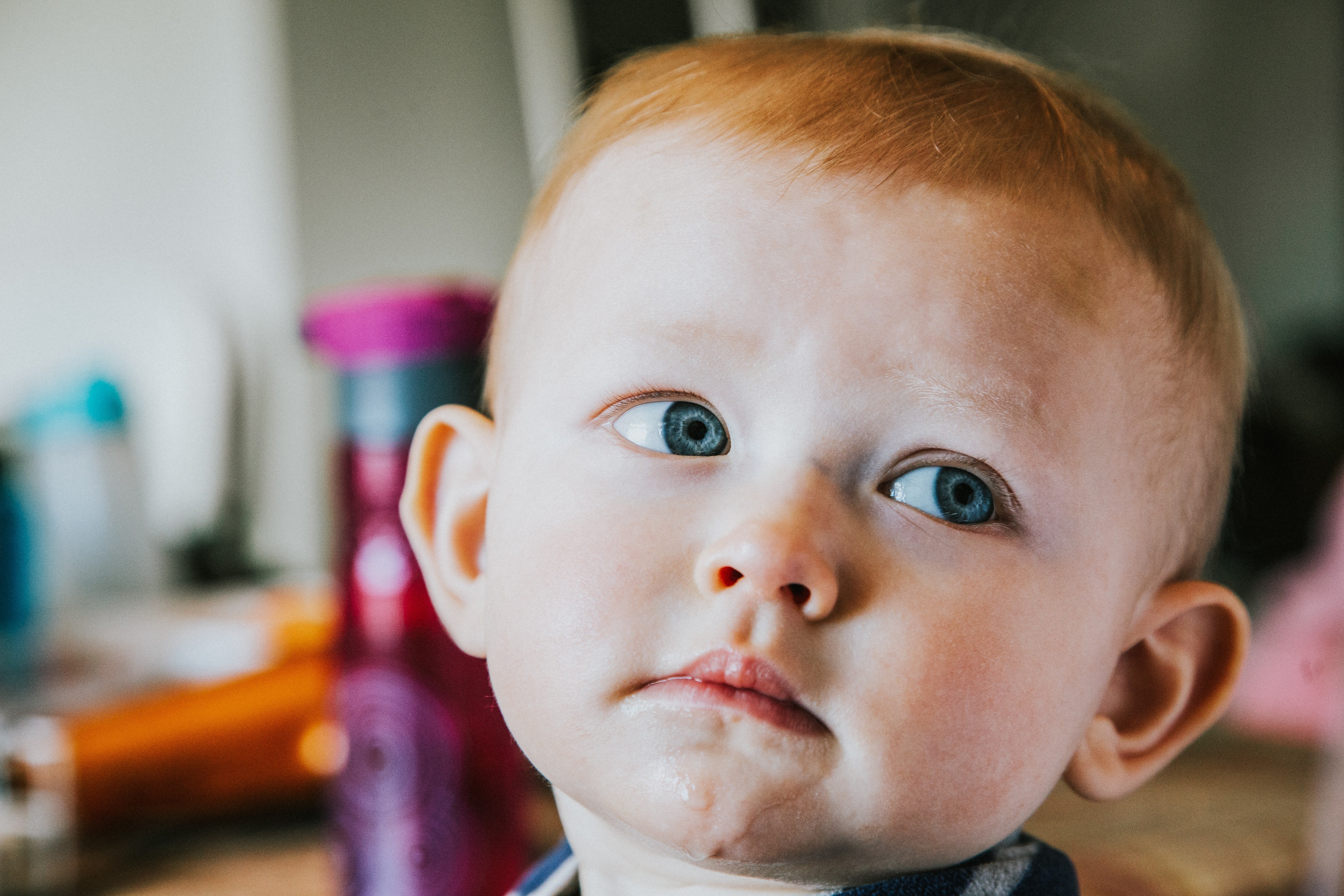 Niño de cabello rojizo y ojos azules. | Foto: Unsplash