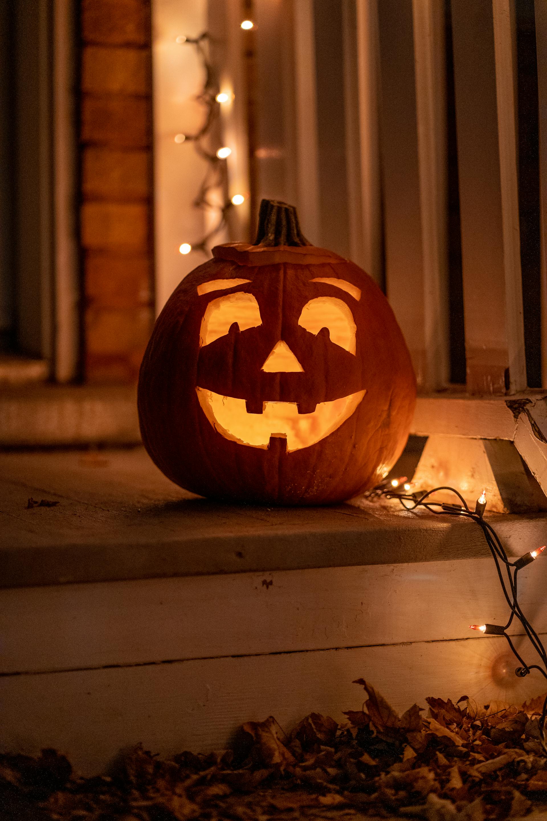 A carved pumpkin outside a house | Source: Pexels