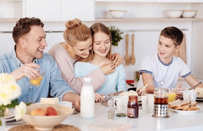 Familia desayunando. | Foto: Shutterstock.
