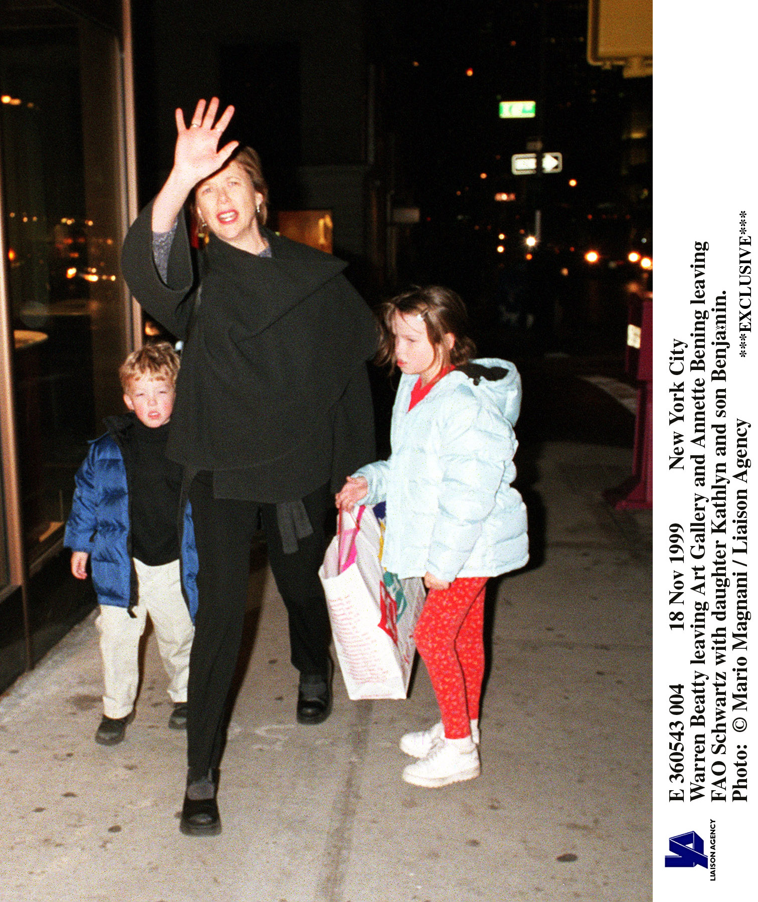 Annette Bening pictured leaving Fao Schwartz with daughter Kathryn and son Benjamin on 18 November 1999 in New York City | Source: Getty Images