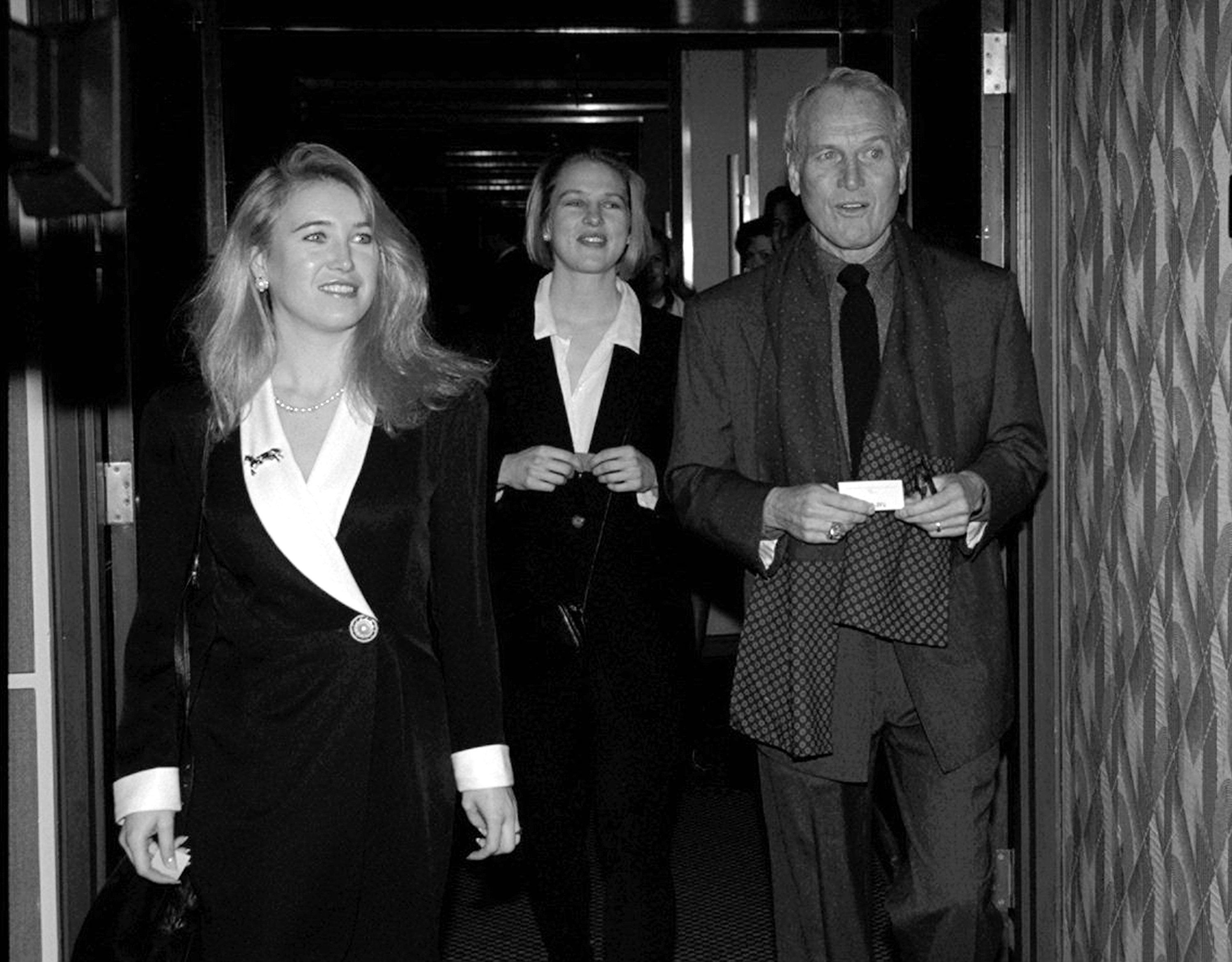 Paul Newman and his daughters Clea and Melissa at the New York film critics awards in 1995 | Source: Getty Images