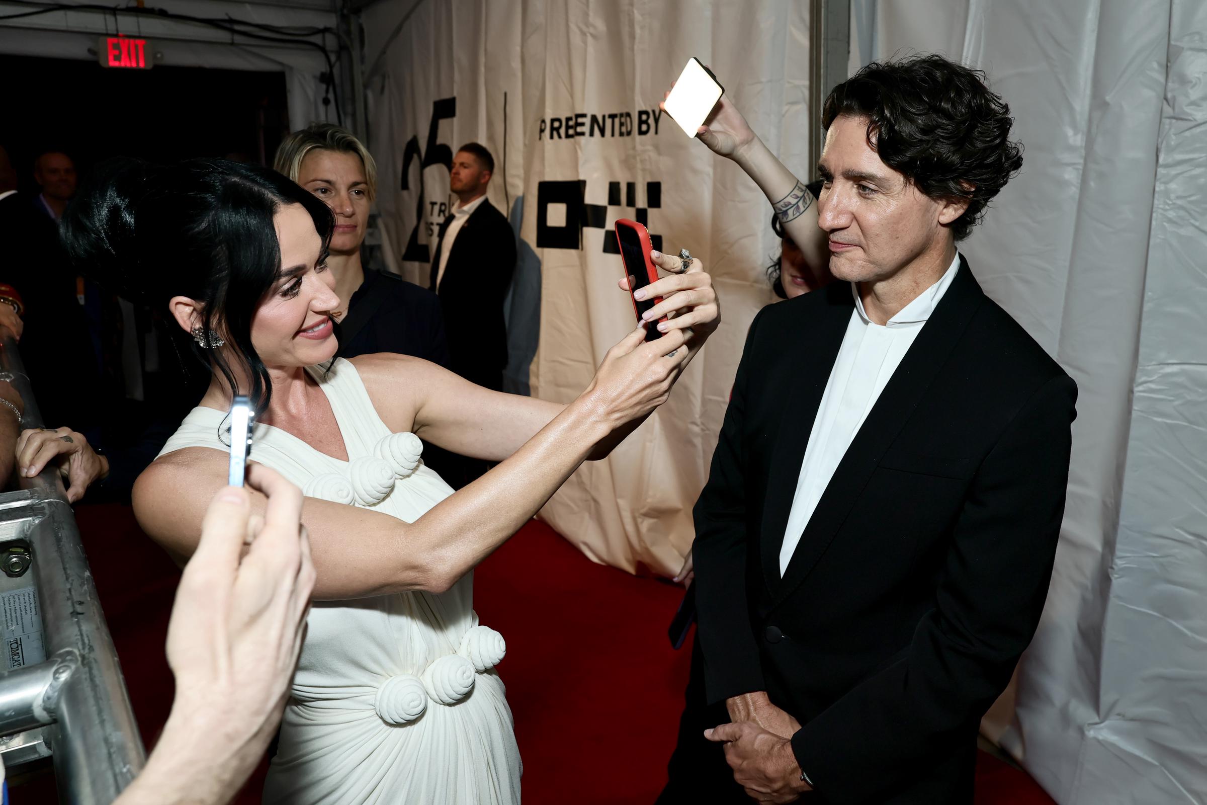 Not every memorable moment happened in front of the photographers. Katy Perry playfully turned her phone toward Justin Trudeau, capturing a candid interaction that showed a more relaxed side of the couple. | Source: Getty Images