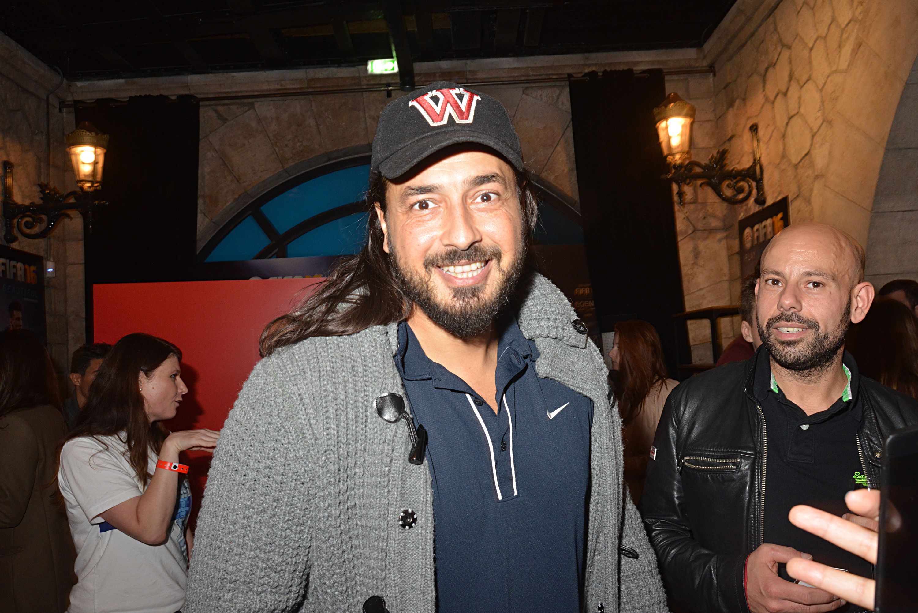 Moundir assiste au "FIFA 16 Live Event" au Faust Club le 21 septembre 2015 à Paris, France. | Photo : Getty Images