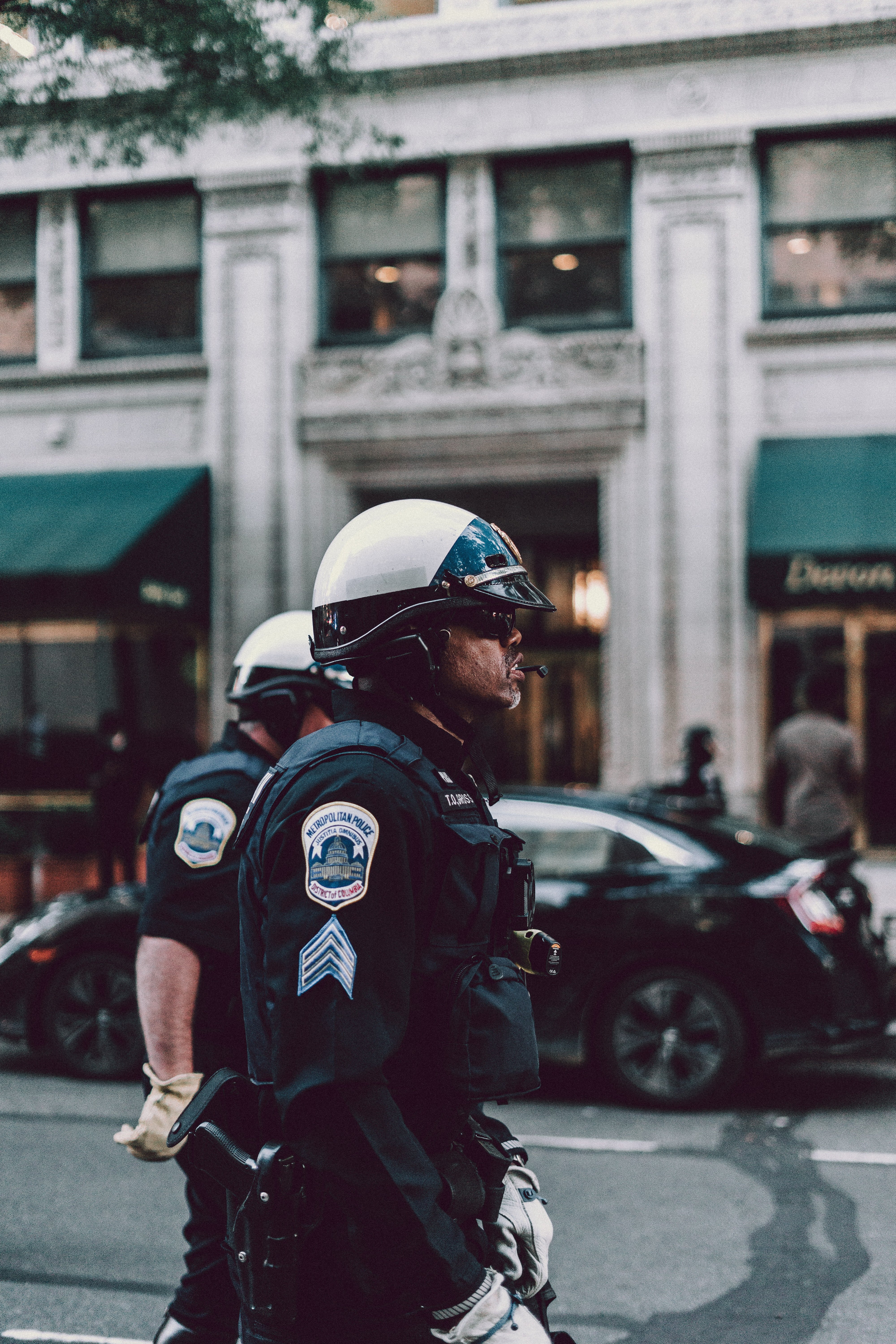 Dos policías caminando por una calle. | Foto: Unsplash