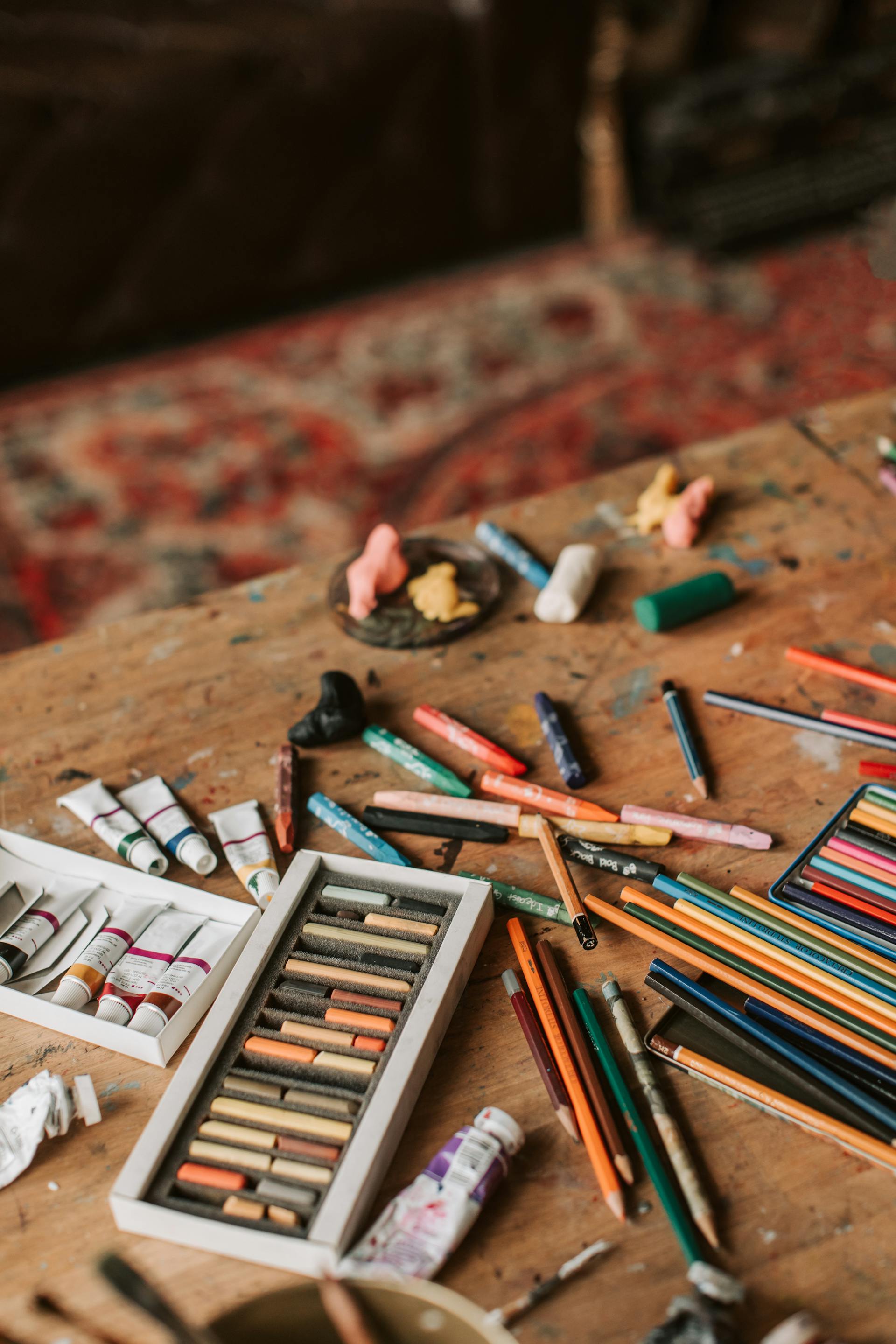 Art supplies on a desk | Source: Pexels