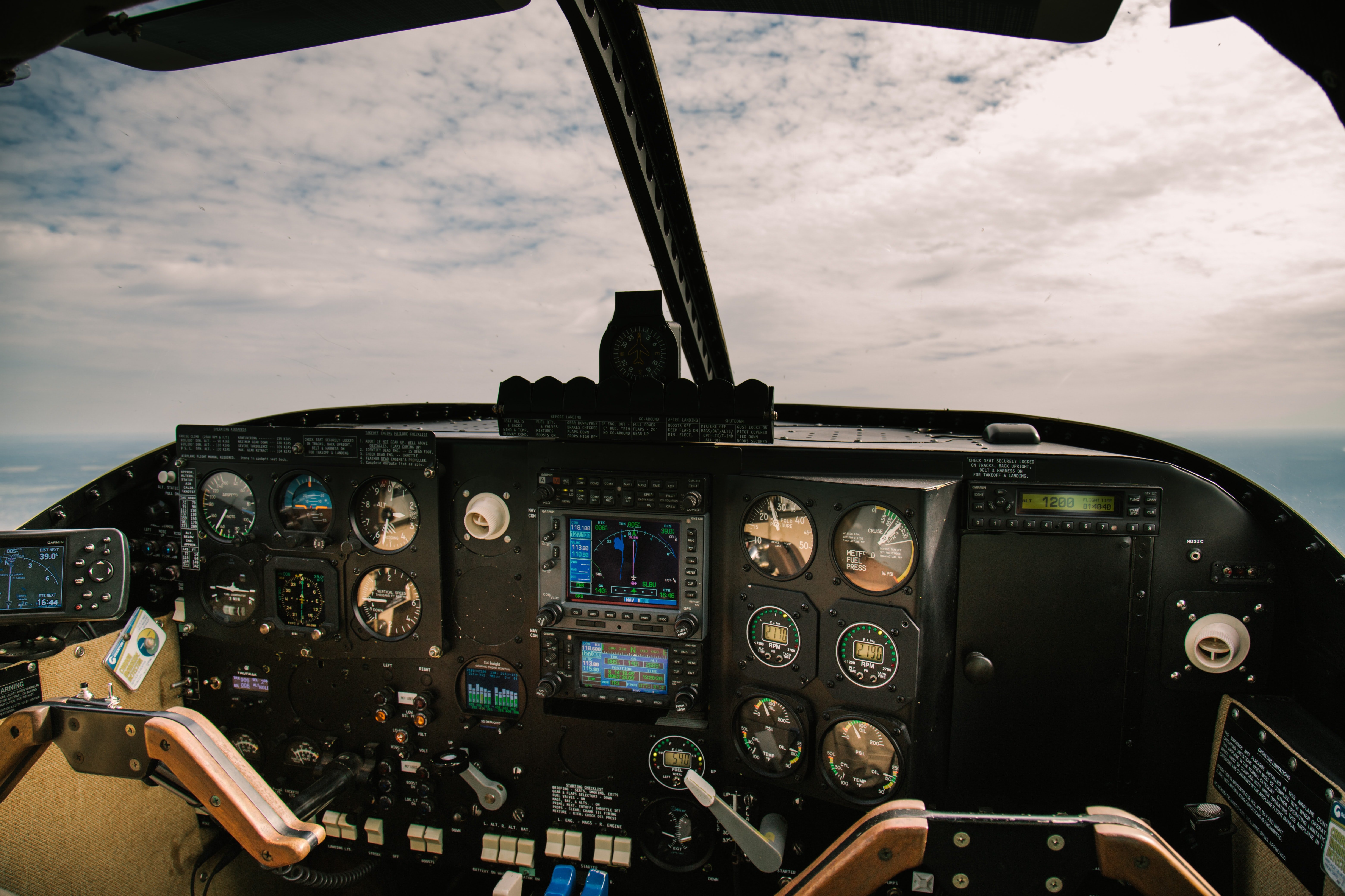 Harry froze after finding the cockpit empty. | Source: Unsplash