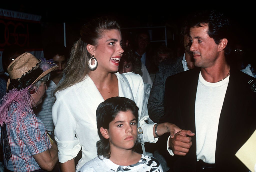 Sylvester Stallone y Sage Stallone junto a Jennifer Flavin, 1988. | Foto: Getty Images