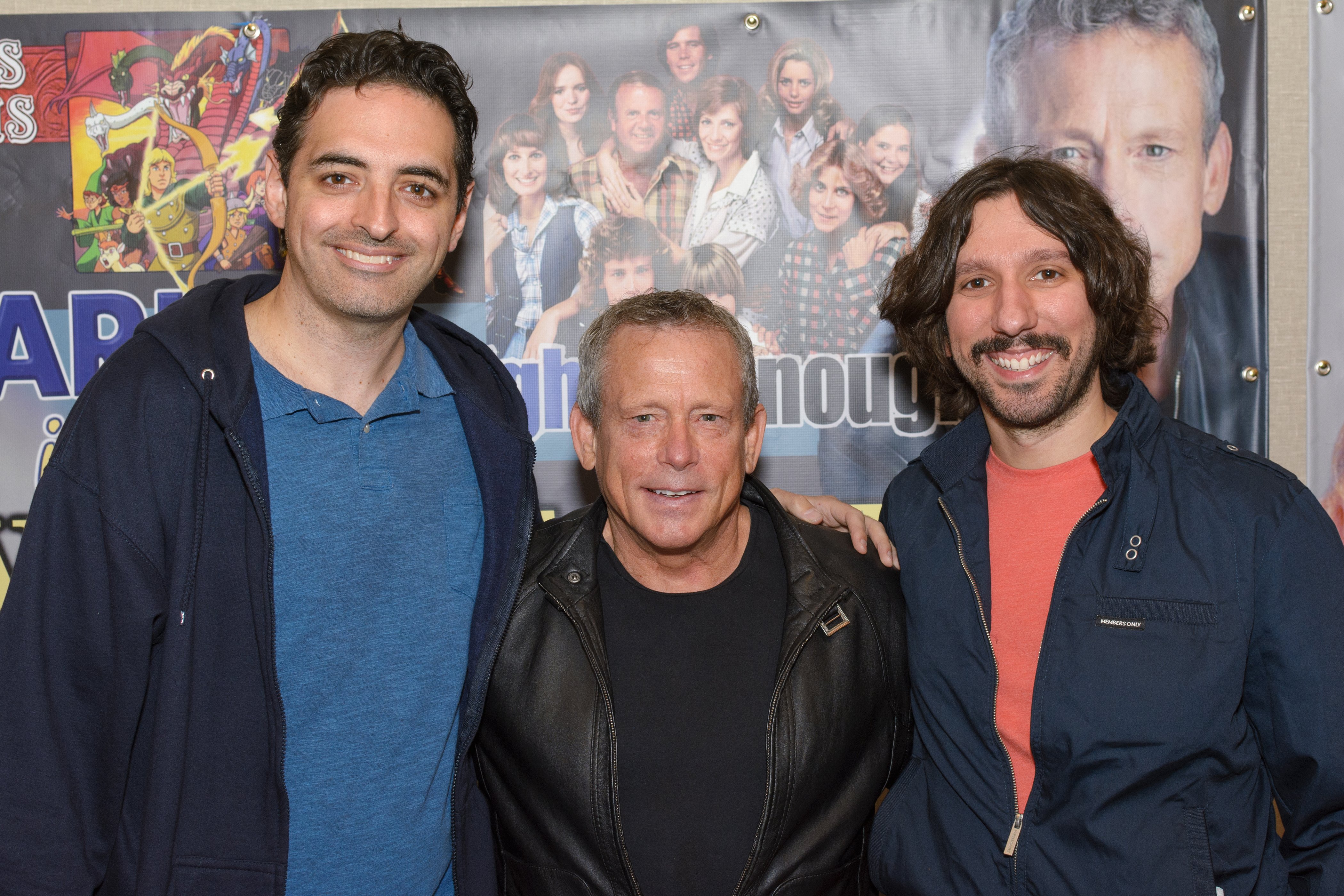 Greg, Willie Aames and Rob at the Chiller Theatre Expo at the Hilton Parsippany Hotel in Parsippany, NJ. Saturday, October 28, 2017 | Photo: By Rob DiCaterino, Greg, Willie Aames, and Rob at the Chiller Theater Expo 2017 , CC BY 2.0, Wikimedia