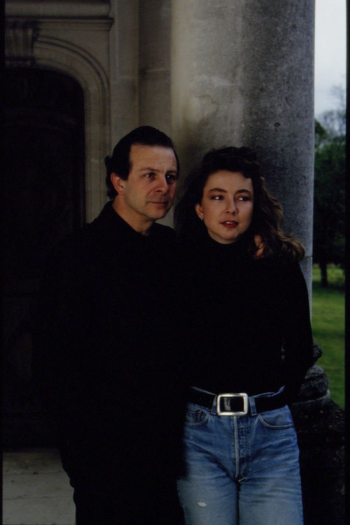 L'actrice française Géraldine Giraud (nom de scène Géraldine Gassler), fille de l'acteur Roland Giraud avec son père. | Photo : Getty Images