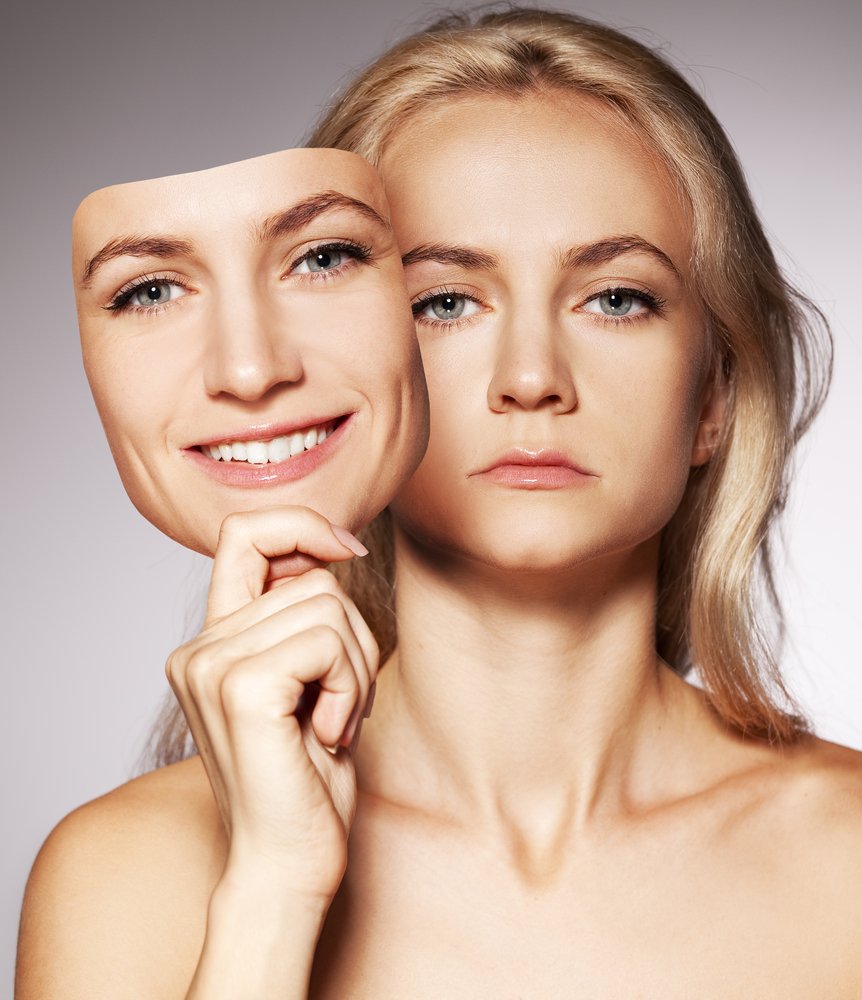 Une femme qui se cache sous un masque | photo : Shutterstock