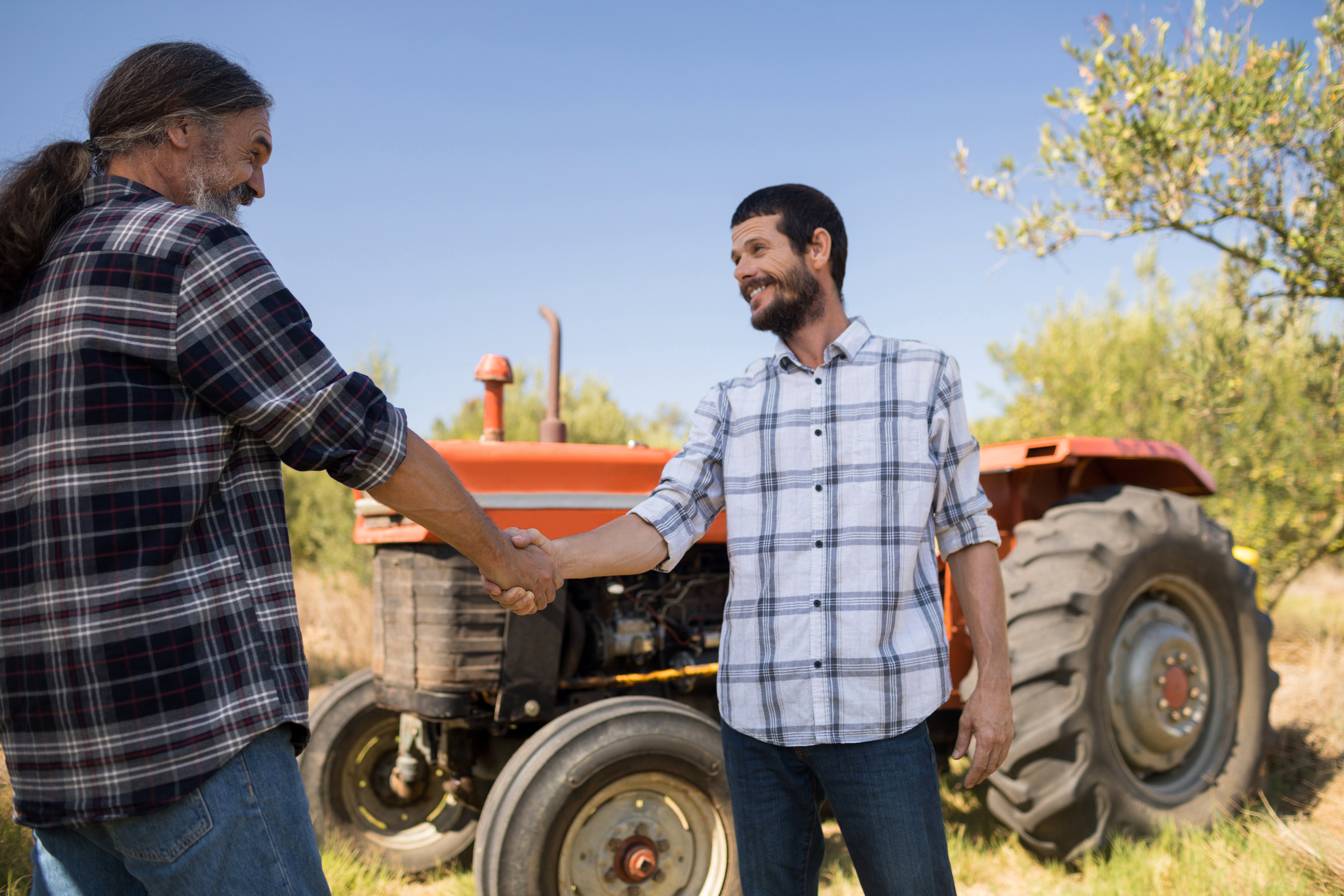 Agricultures dándose la mano. | Foto: Shutterstock