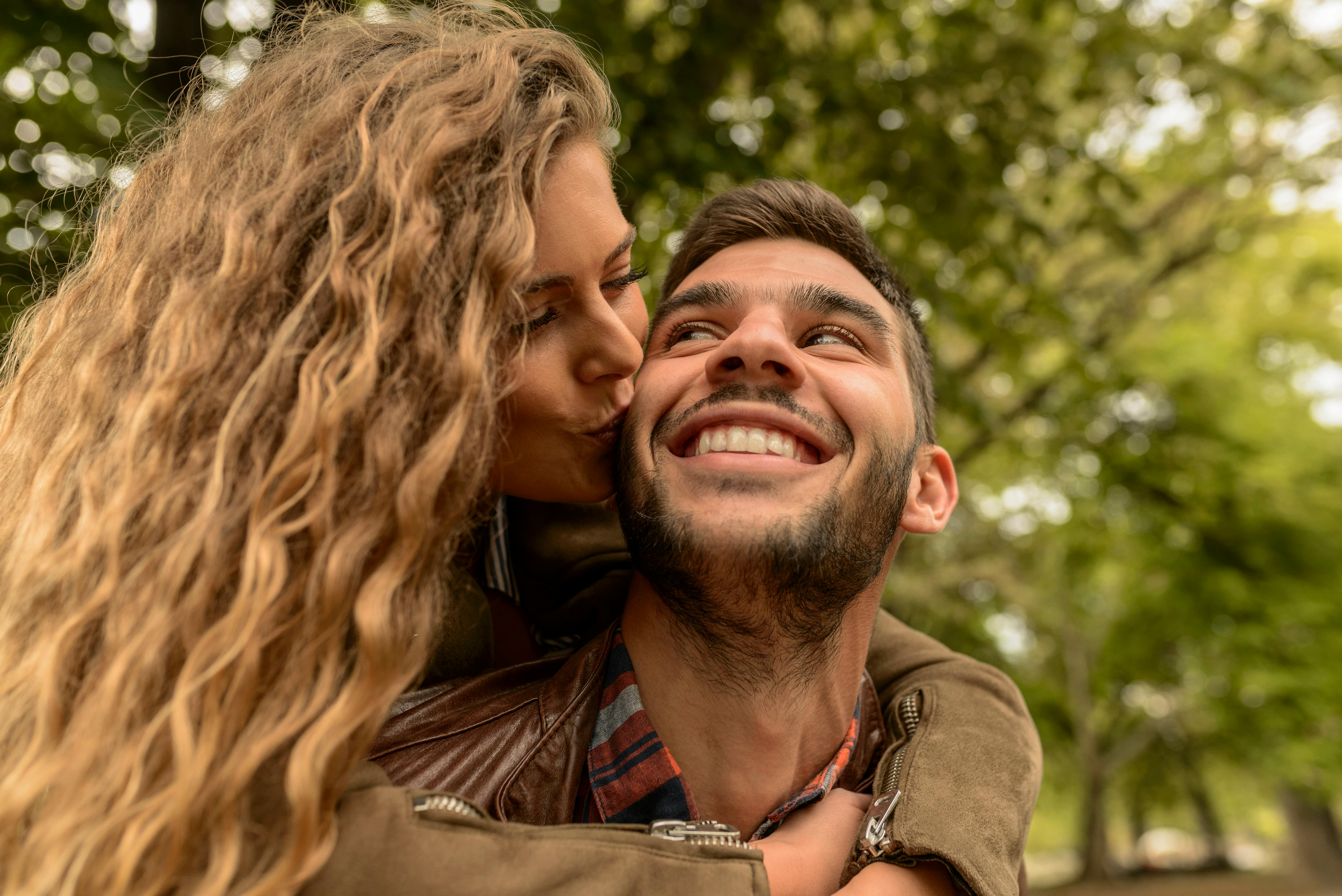 A woman kissing a man on the cheek | Source: Pexels