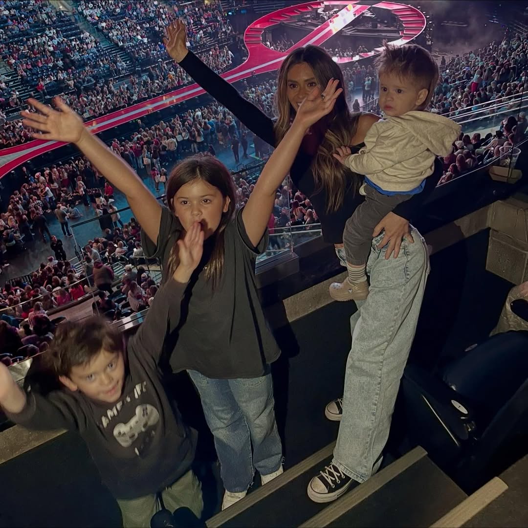 Taylor Frankie Paul with her children, from a post dated October 13, 2025 | Source: Instagram/taylorfrankiepaul