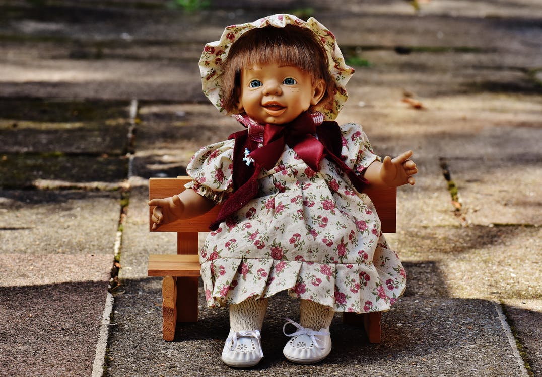 His daughter's doll was special. It couldn't belong to anyone else. | Source: Pexels