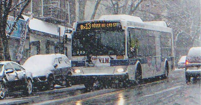 Melanie wurde an einem winterlichen Morgen aus dem Bus rausgeschmissen | Quelle: Shutterstock
