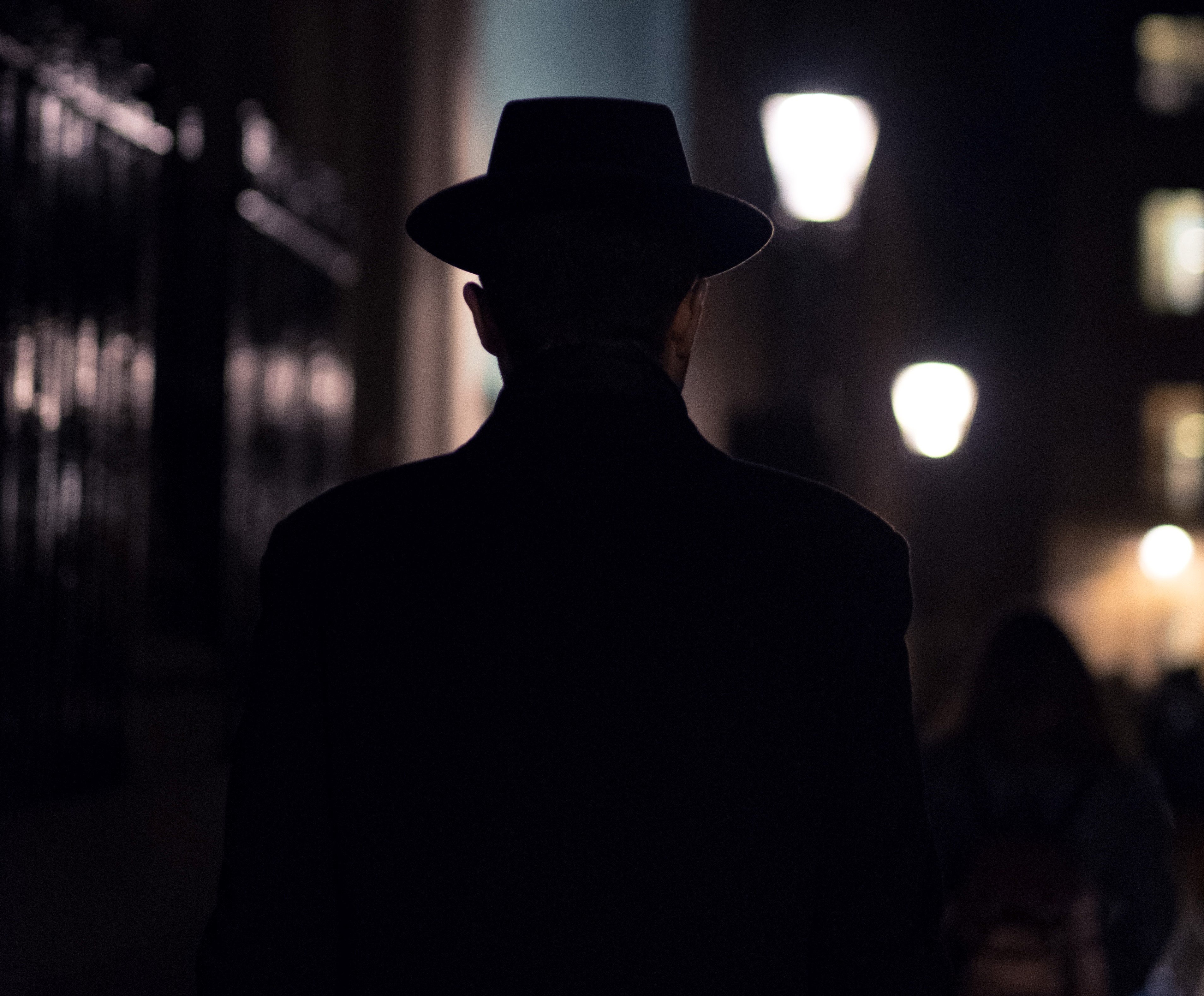 Unable to surmise his wife's infidelity, OP hired a detective to spy on her. | Source: Unsplash