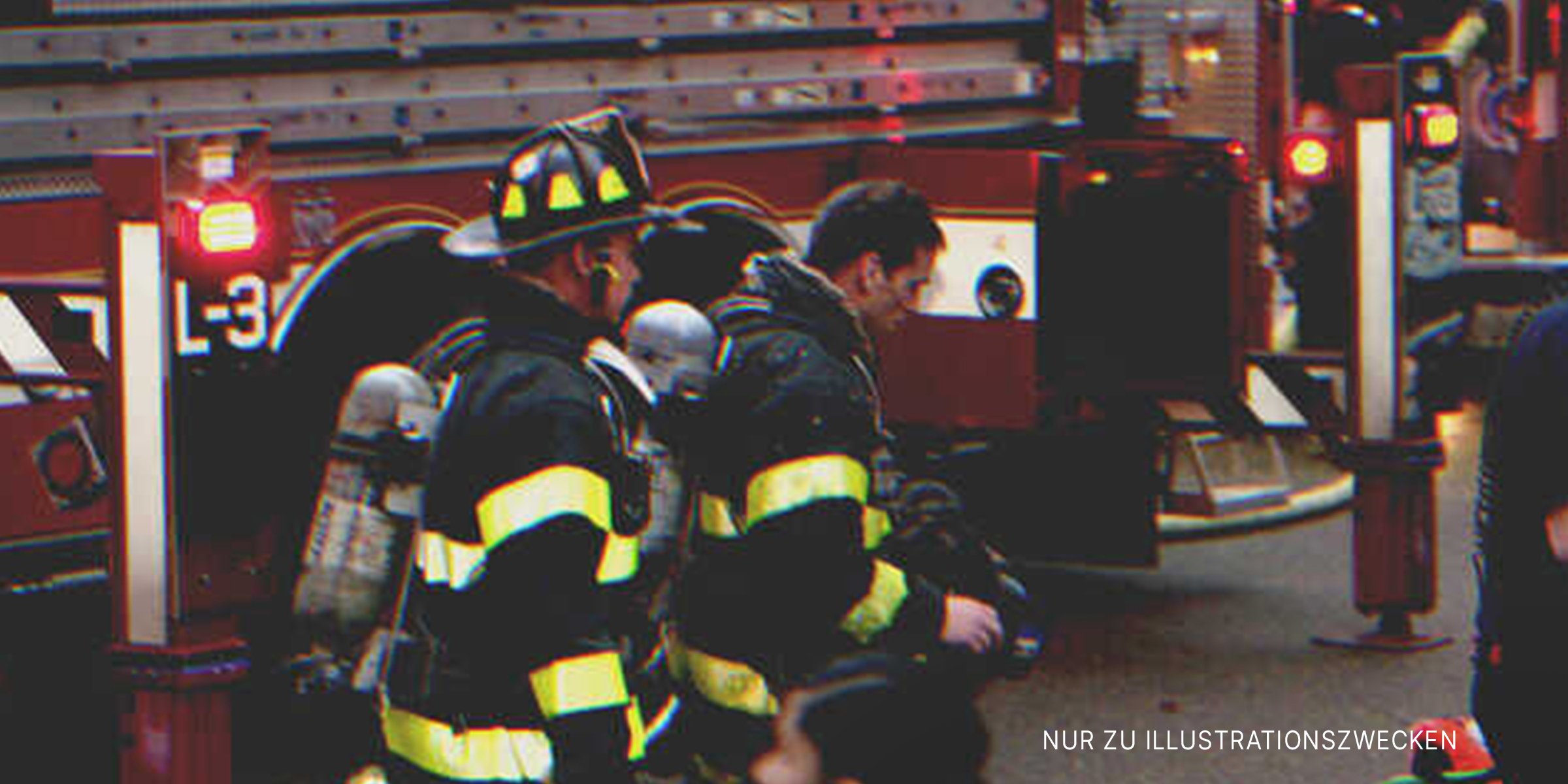 Feuerwehrmänner im Einsatz | Quelle: Flickr/bizarrellama