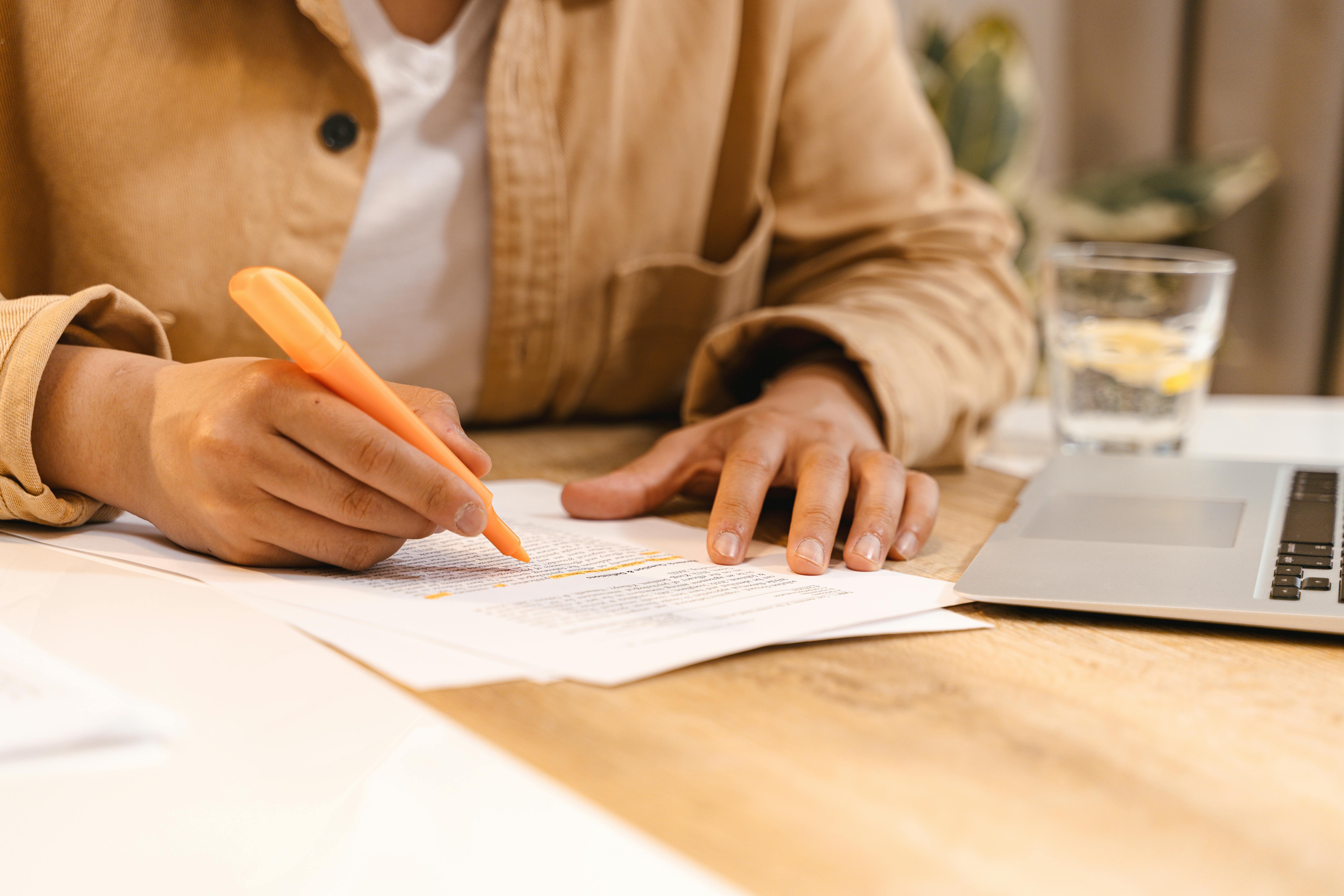 A person taking notes | Source: Pexels