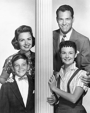 Cast photo from the television program The Donna Reed Show. Standing at back are Donna Reed (Donna Stone), Carl Betz (Alex Stone); in front-Paul Peterson (Jeff Stone) and Shelley Fabares (Mary Stone). | Source: Wikimedia Commons.