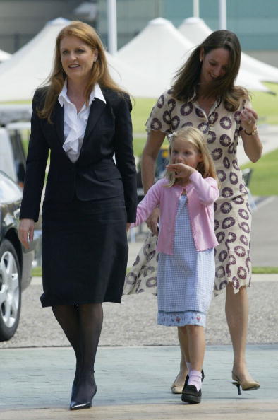 Duchess of York walks with sister and daughter | Photo: Getty Images