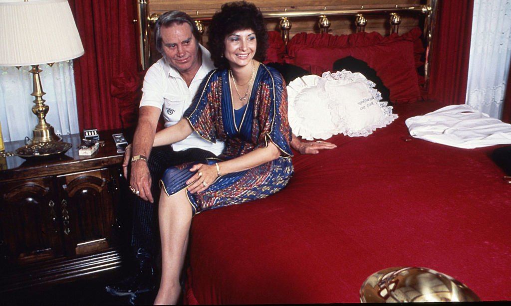 Country Music Singer Songwriter George Jones and Nancy Jones sit on bed in their home on January 1, 1985 in Colmesneil, Texas | Source: Getty Images