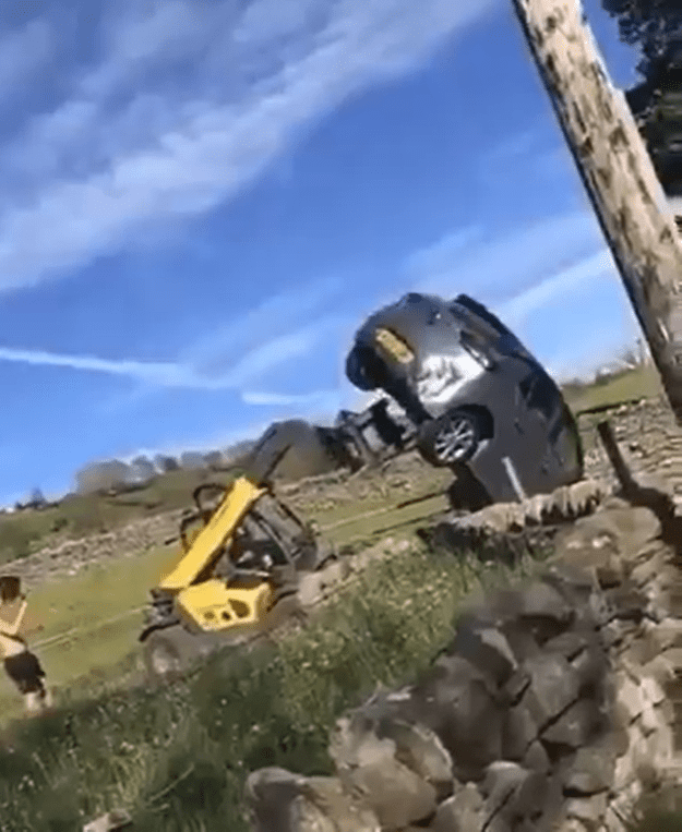 El granjero hace volar el auto invasor por los aires. | Foto: Facebook/DashCamYorkshireUK