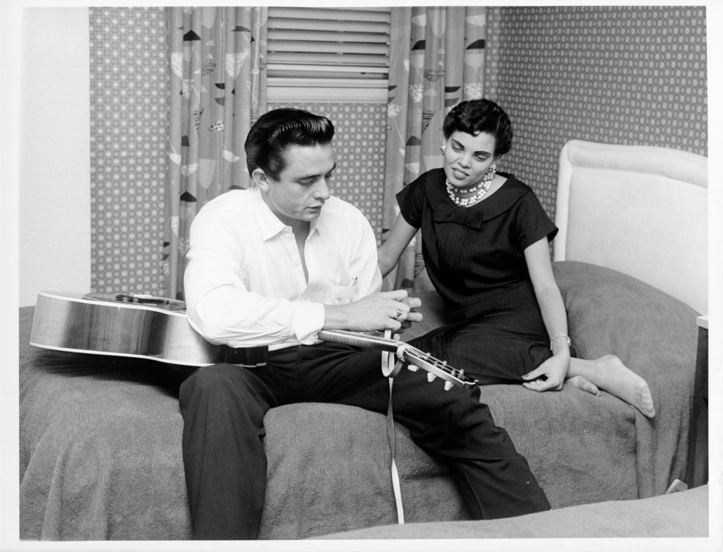 Johnny Cash with his first wife Vivian Liberto in 1957 | Source: Getty Images