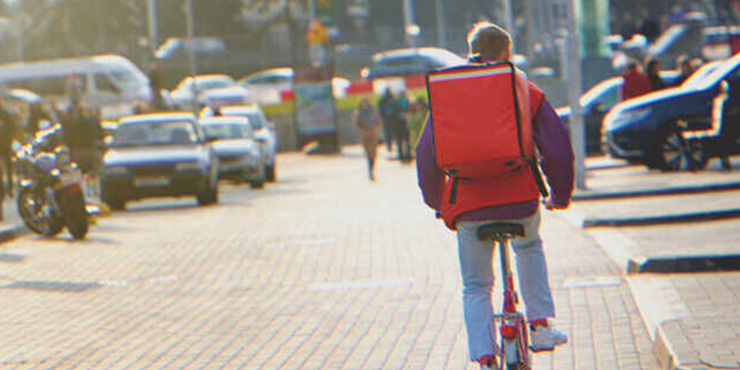 Repartidor en bicicleta avanzando por una calle | Foto: Shutterstock