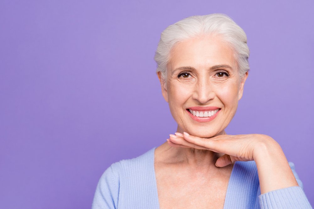 Mujer mayor con piel radiante. Fuente: Shutterstock