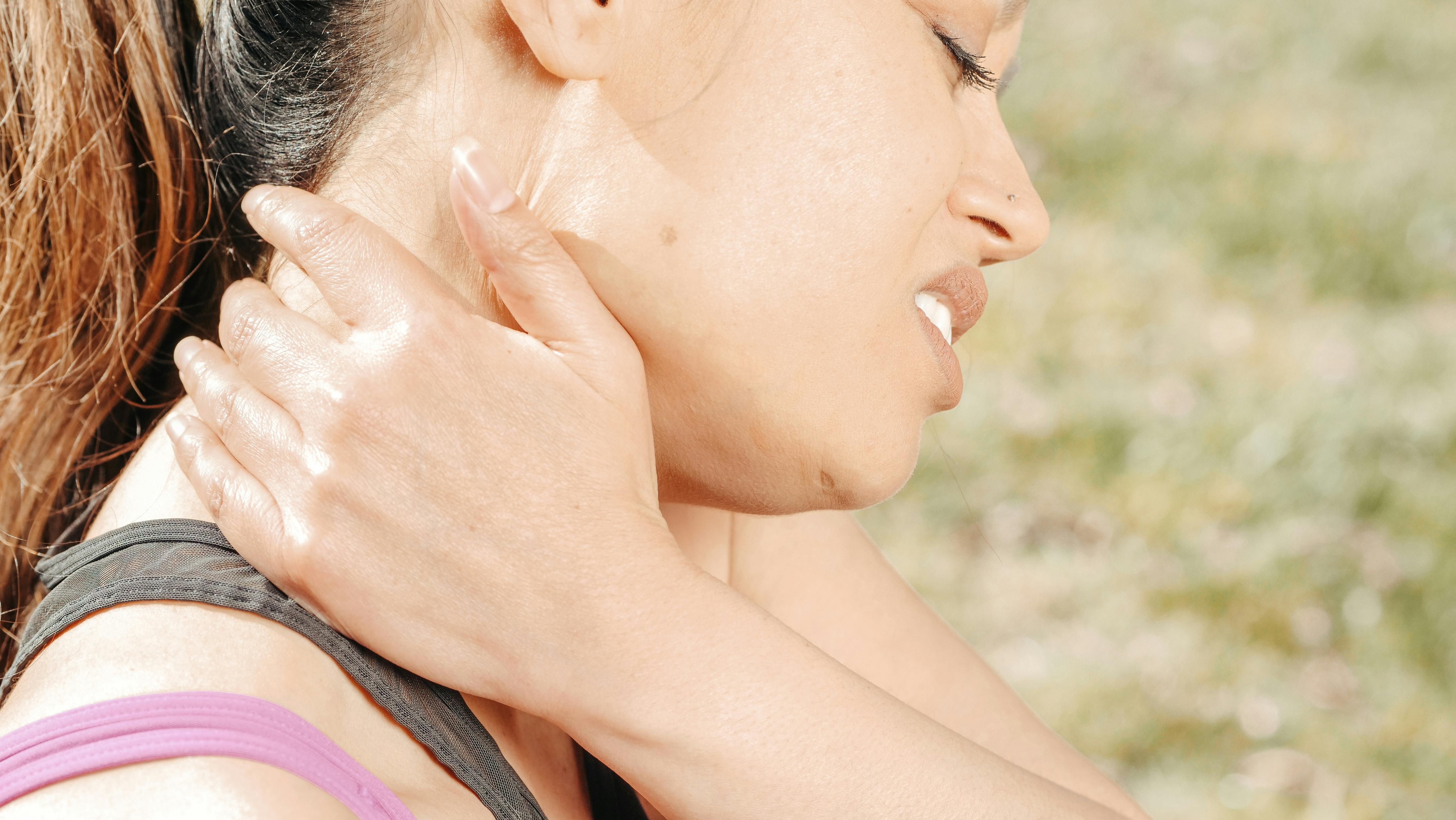 A woman with an injured neck | Source: Pexels
