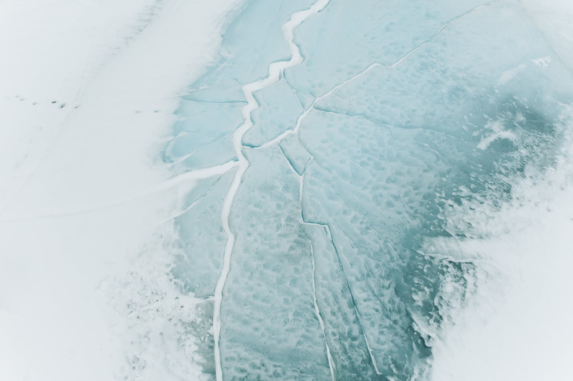 La glace a commencé à craquer. | Source : Pexels