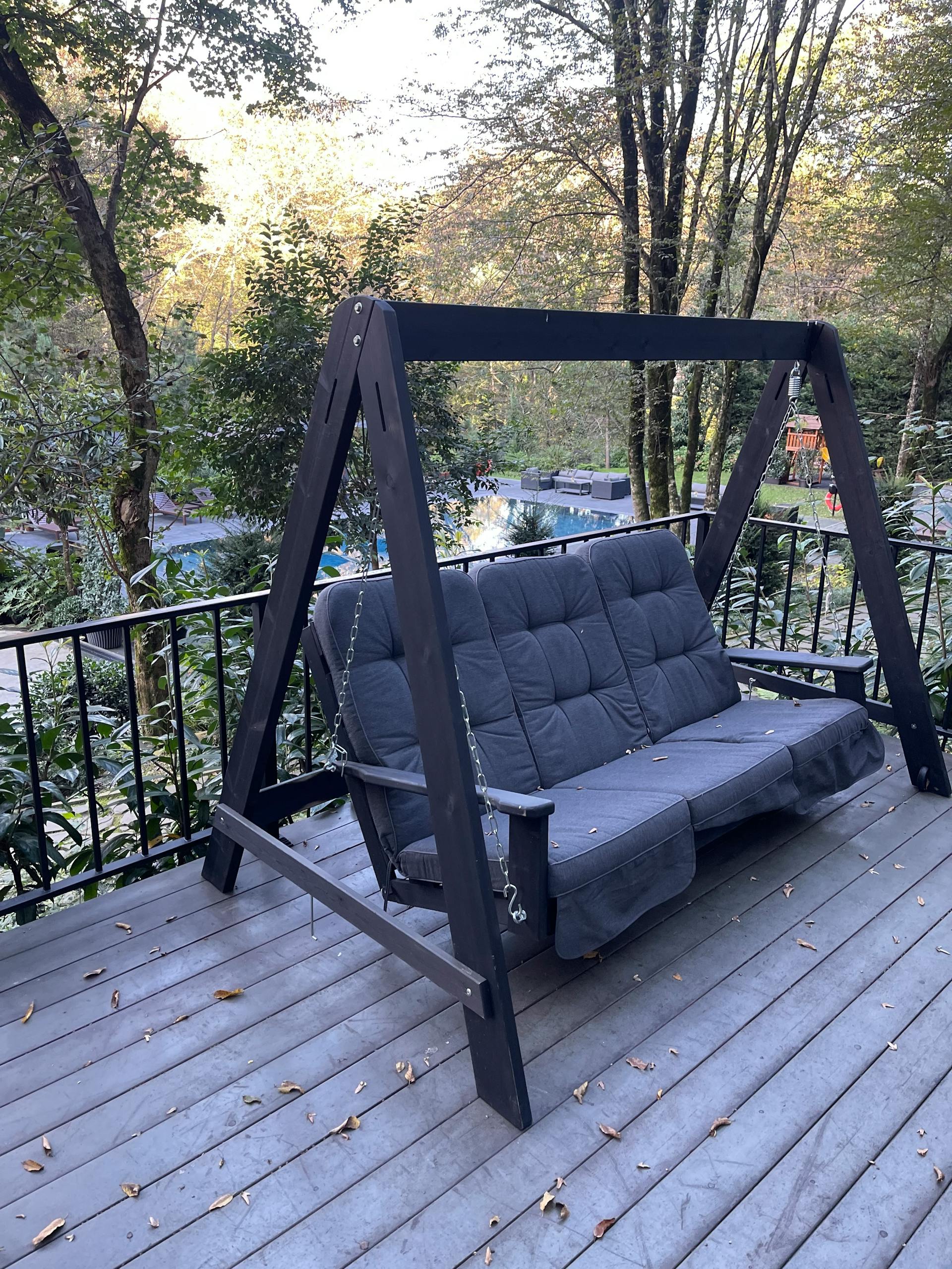 A cushioned porch swing | Source: Pexels