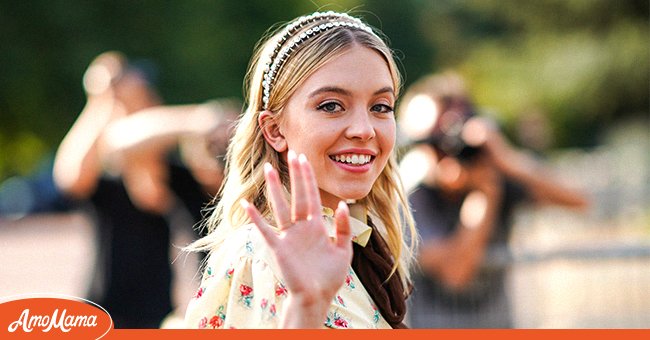  Sydney Sweeney wears a headband, a floral print yellow ruffled t-shirt, a pale blue floral print skirt, outside Miu Miu Club 2020, on June 29, 2019 in Paris, France. | Photo: Getty Images