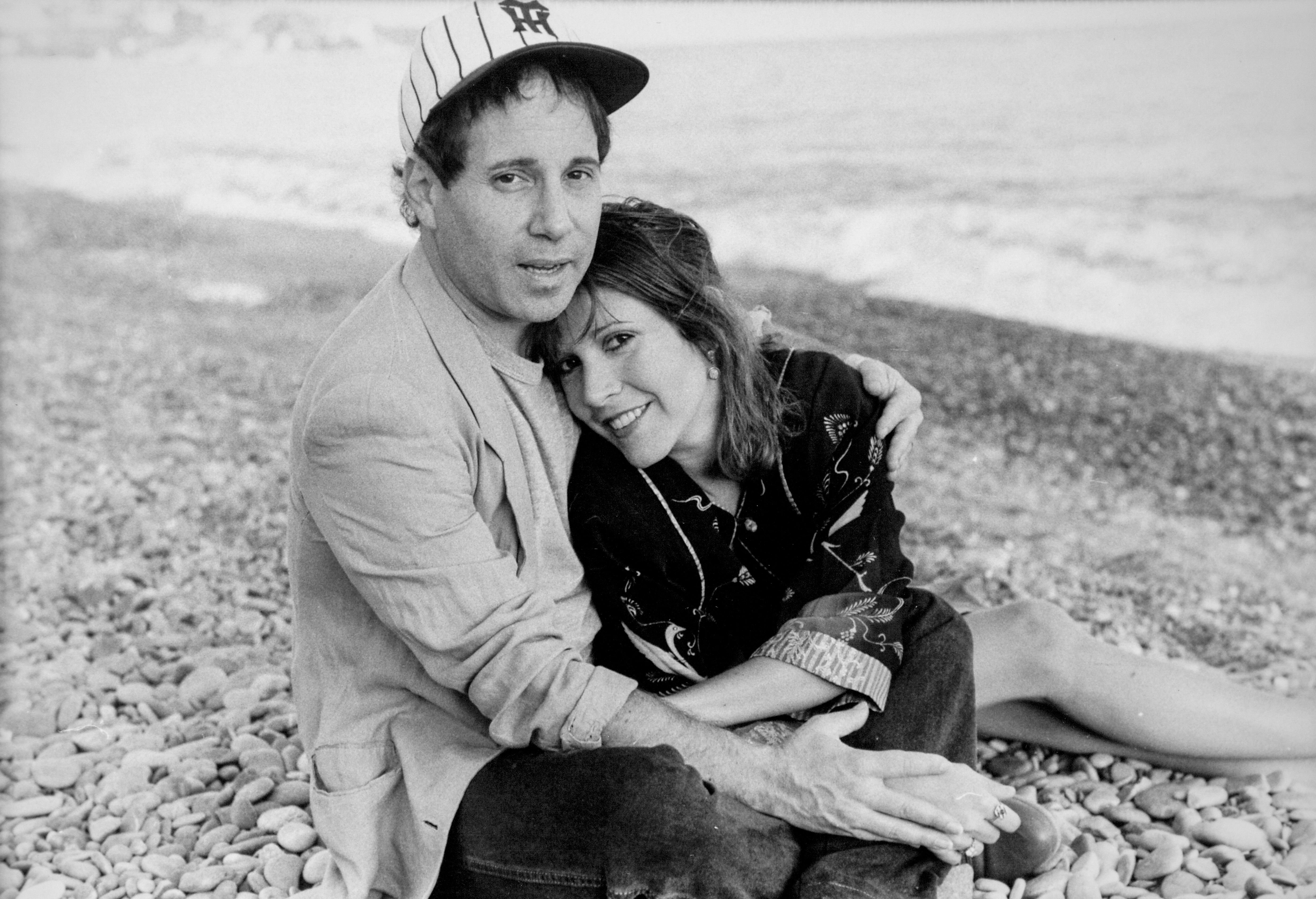 Paul Simon and Carrie Fisher in France on September 20, 1983. | Photo: Getty Images.