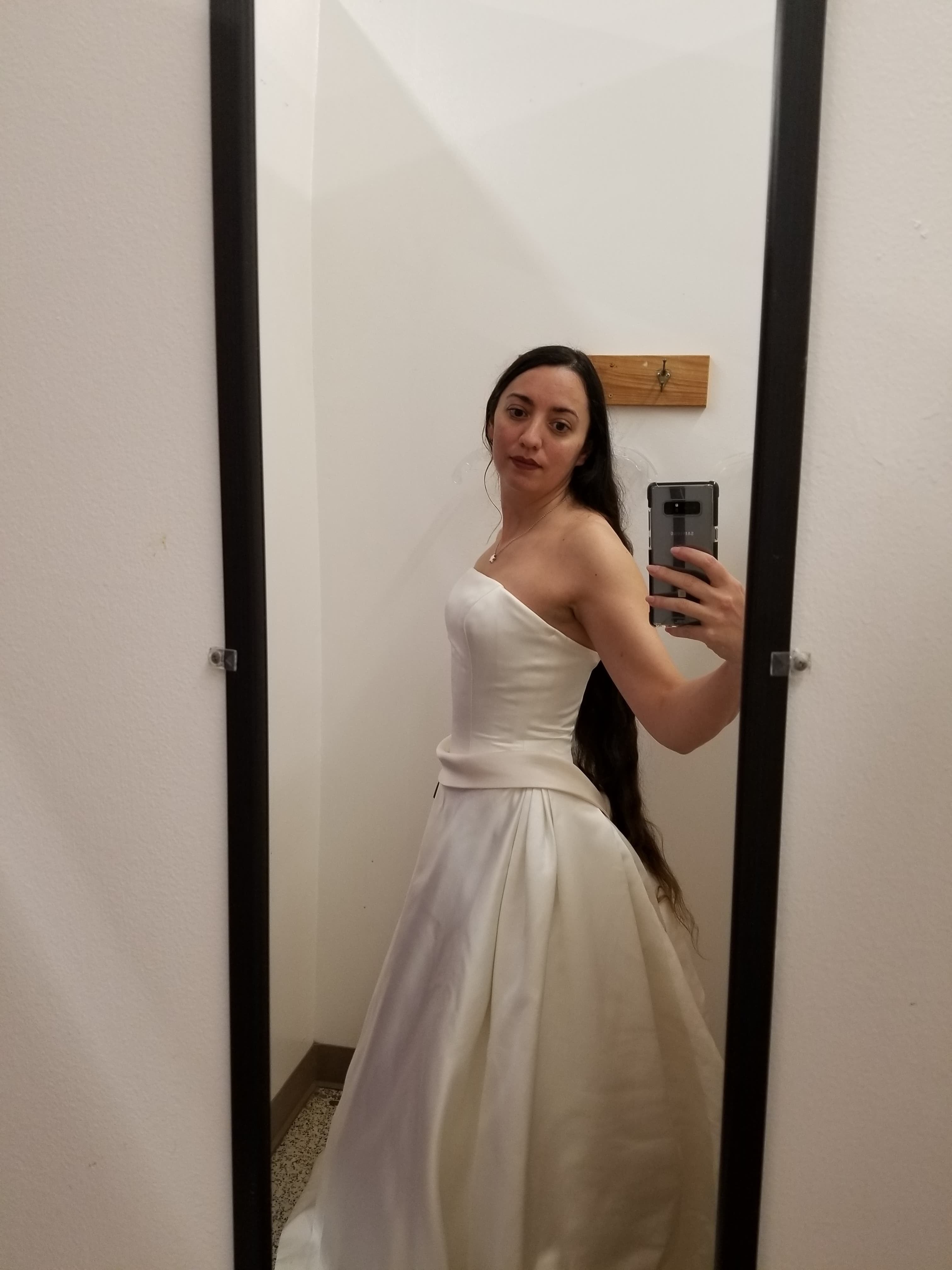 A Reddit user's wedding dress uploaded on the platform on February 28, 2020 | Source: Reddit/ThriftStoreHauls