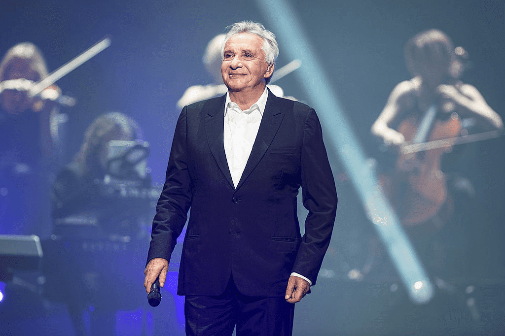 PARIS, FRANCE - 09 JUIN : Michel Sardou se produit à l'Olympia le 9 juin 2013 à Paris, France.