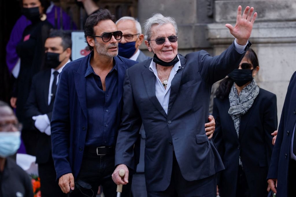  L'acteur français Alain Delon (R) son fils Anthony Delon arrive pour la cérémonie funéraire de feu l'acteur français Jean-Paul Belmondo à l'église Saint-Germain-des-Prés à Paris le 10 septembre 2021 | photo : Getty Images