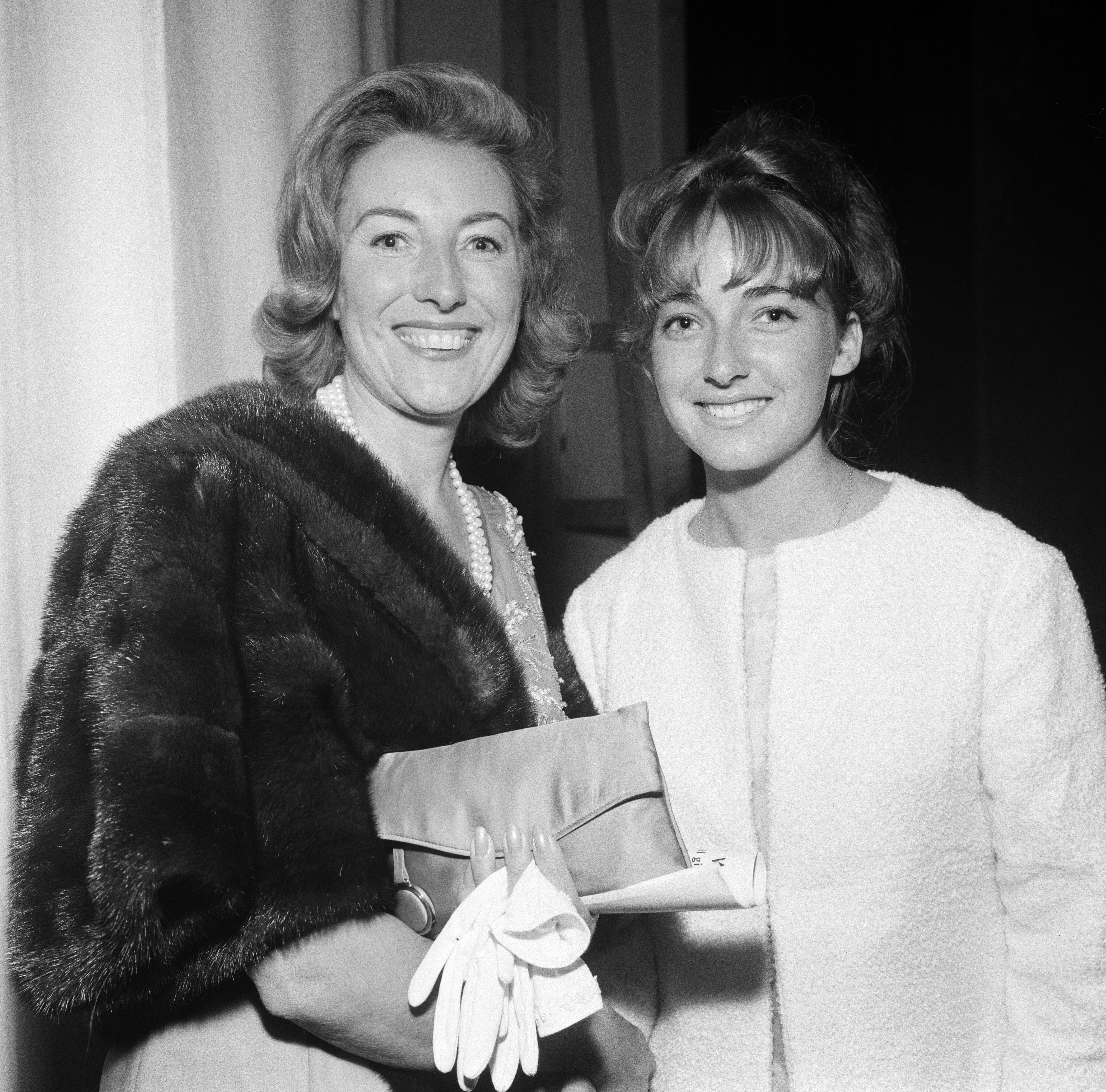 Vera Lynn and her daughter Virginia attend the premiere of "Camelot" at the Theatre Royal on August 20, 1964. | Source: Getty Images