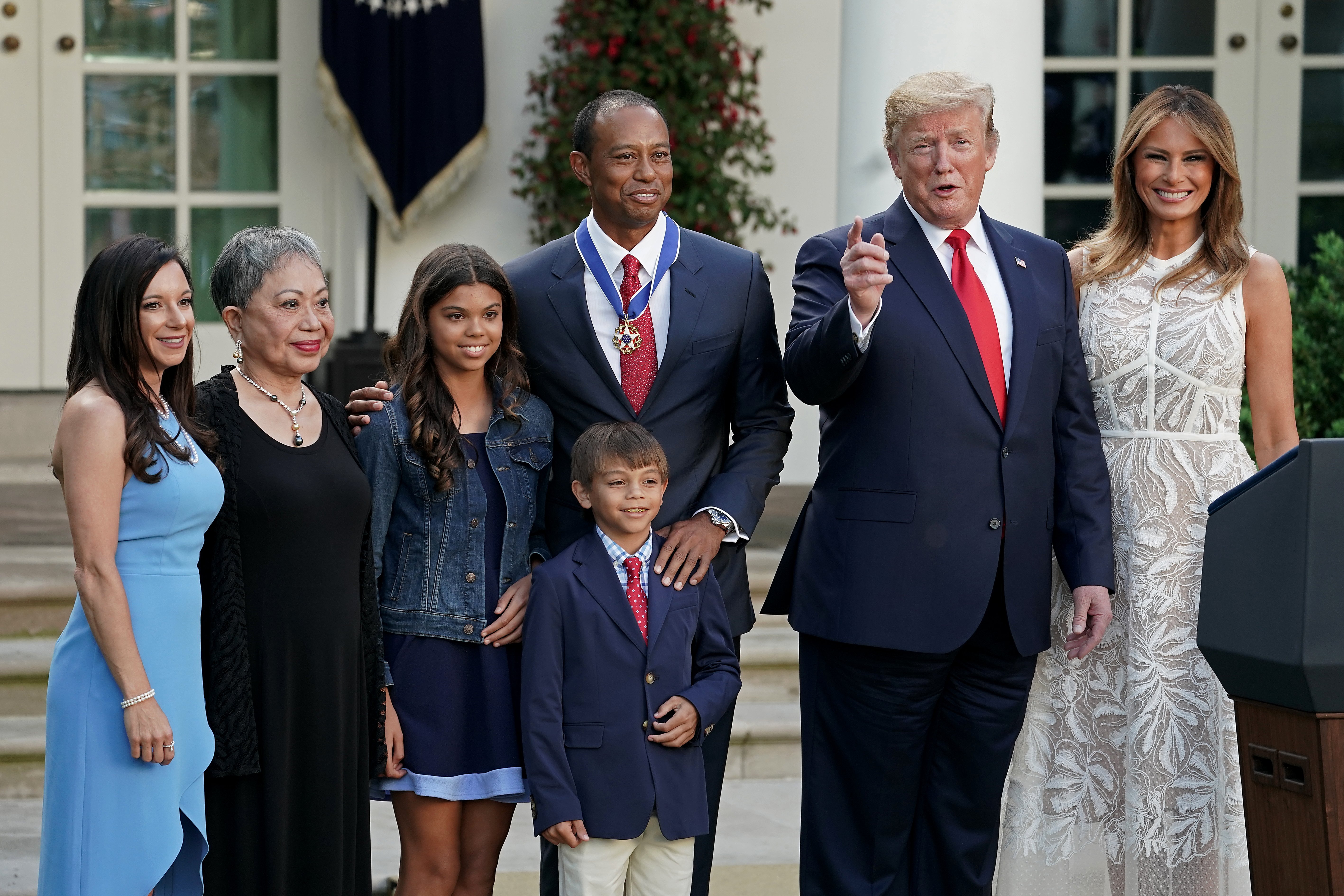  Donald Trump y Melania Trump posan con Tiger Woods y su familia en el Jardín de Rosas de la Casa Blanca | Foto: Getty Images