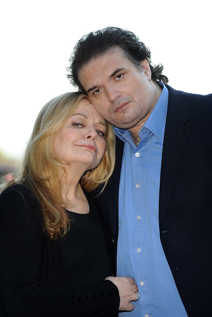 Simon Monjack y Sharon Murphy durante una sesión de fotos el 13 de enero de 2010 en Hollywood | Foto: Getty Images