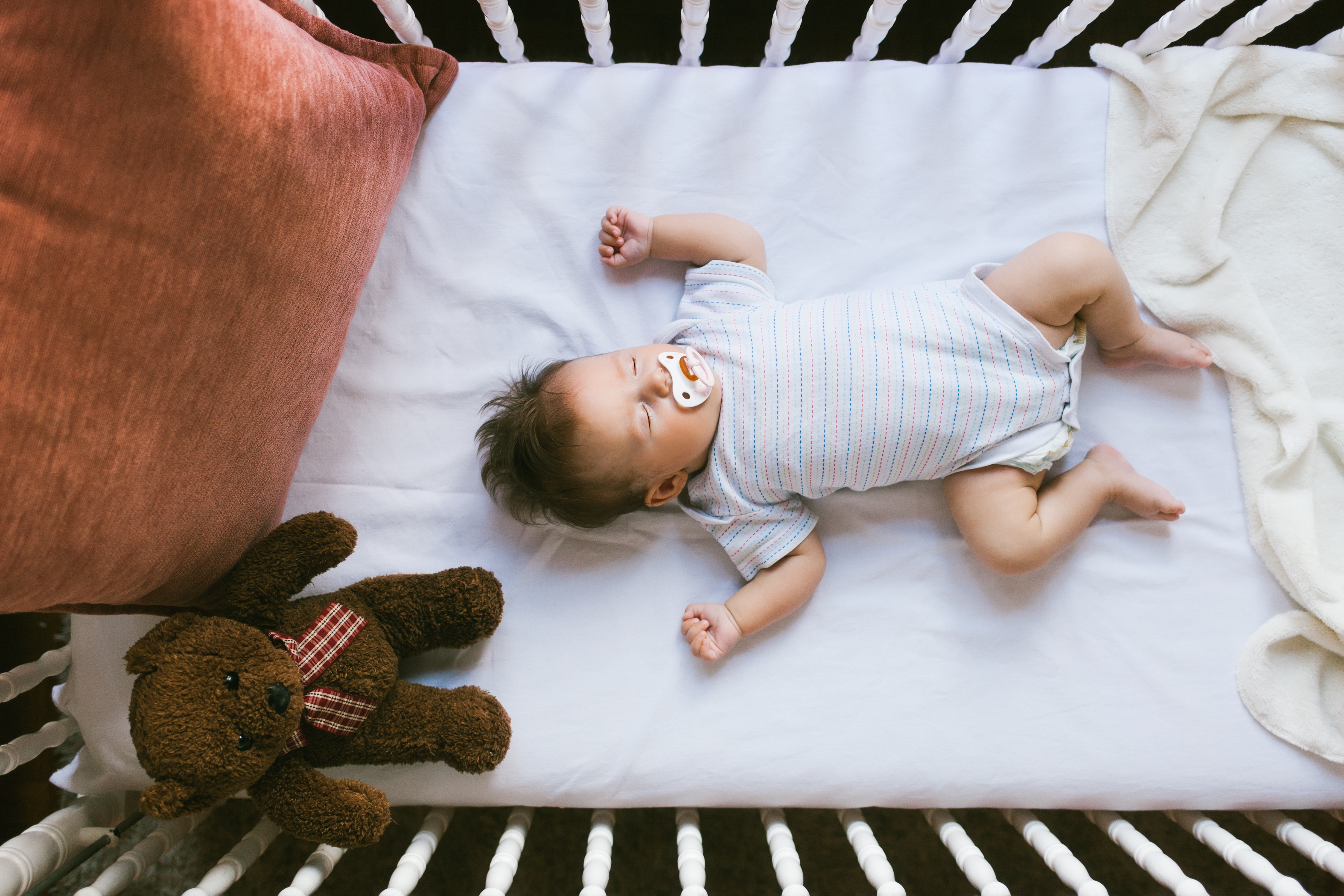 Newborn baby sleeping in a crib | Source: Shutterstock