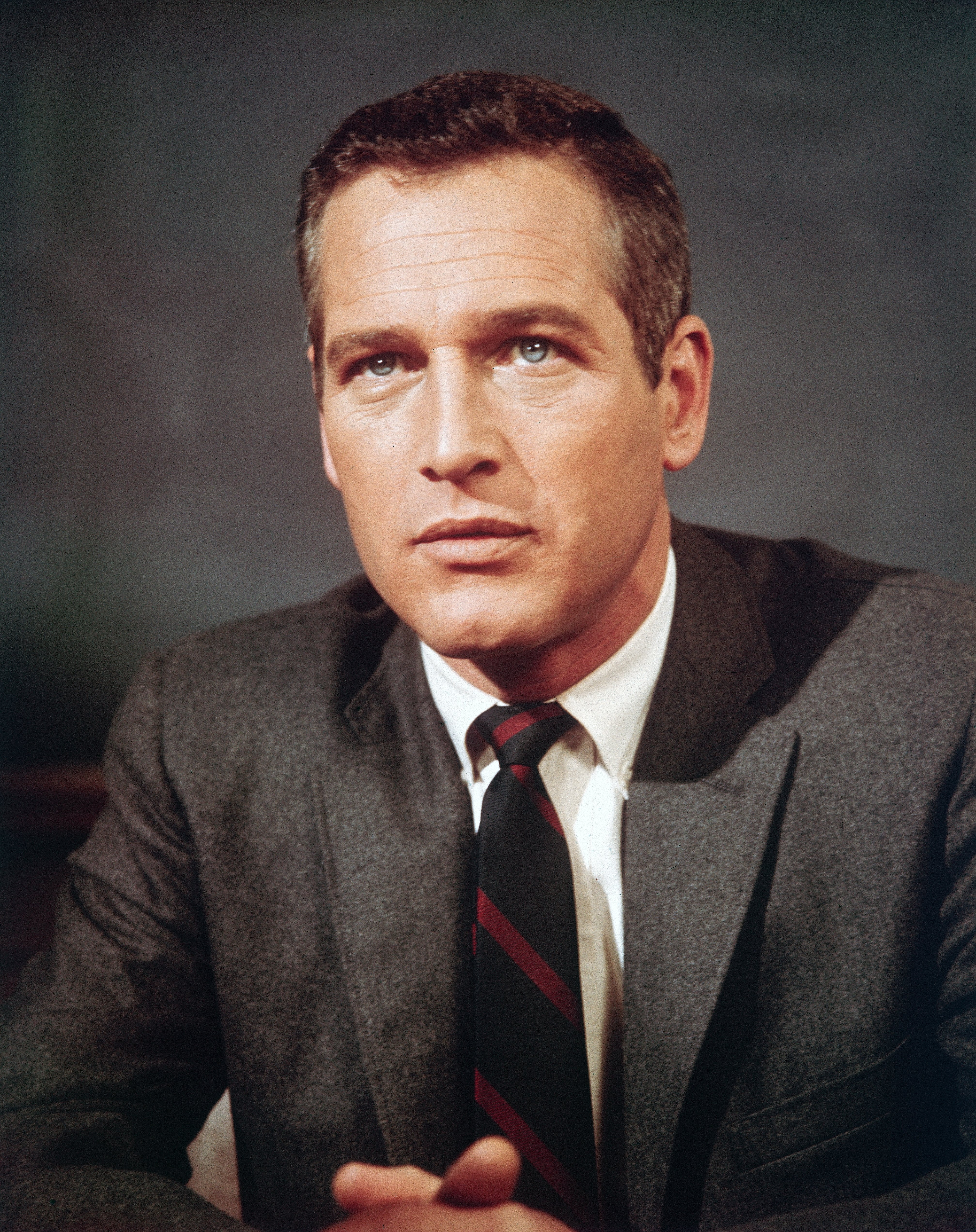 Im Bild: Paul Newman posiert 1965 mit Sakko und Krawatte | Quelle: Getty Images