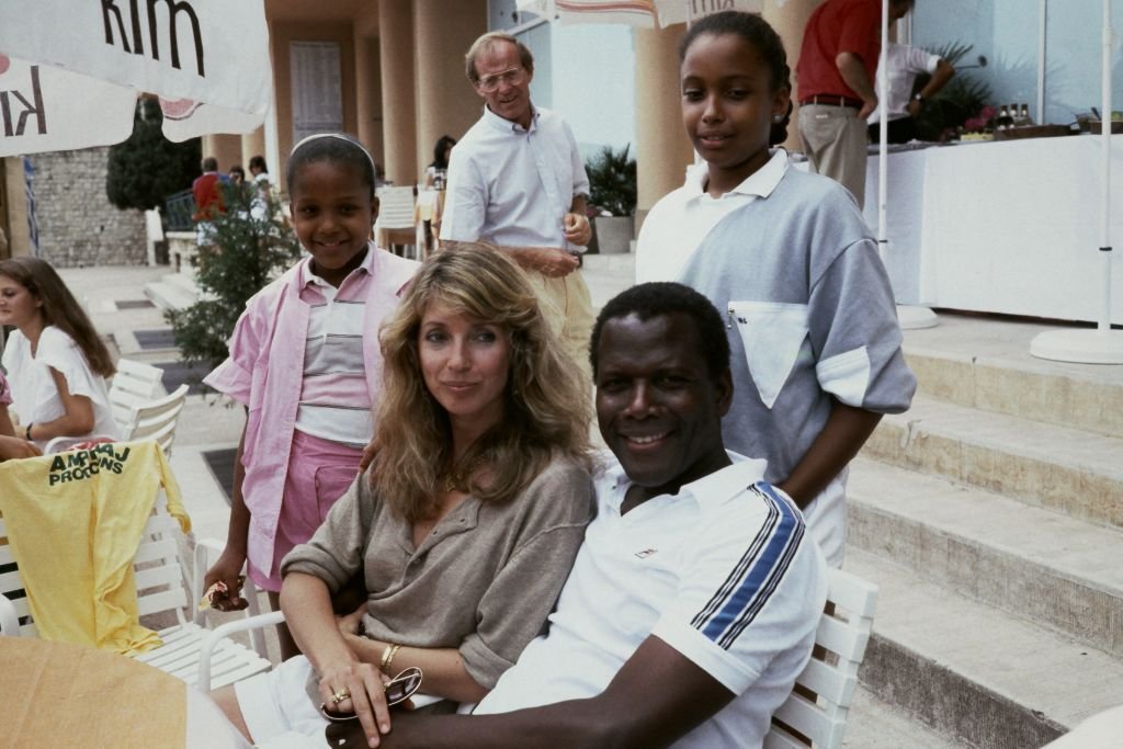  Sidney Poitier, Joanna Shimkus ,and their daughters during the Monte-Carlo ATP Masters Series Tournament tennis match. | Source: Getty Images 