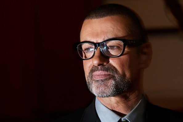 George Michael assiste à une conférence de presse pour annoncer les détails d'une nouvelle tournée au Royal Opera House à Londres, en Angleterre. | Photo : Getty Images
